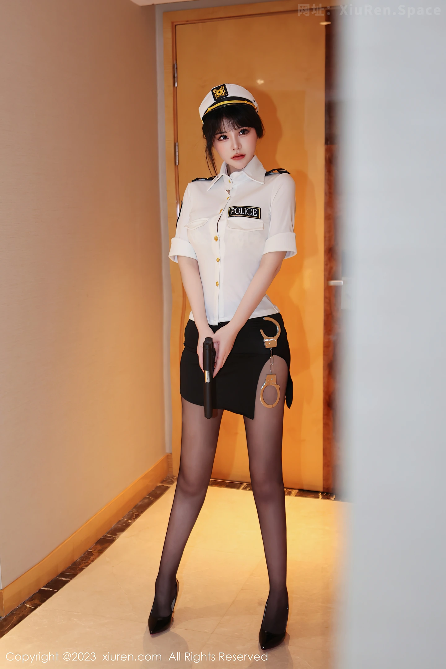 图片[4]-[XiuRen秀人网]2023.02.24 VOL.6318 张思允Nice 红色性感空姐制服与黑色蕾丝内衣加黑丝美腿私房写真集-秀人网官方网站